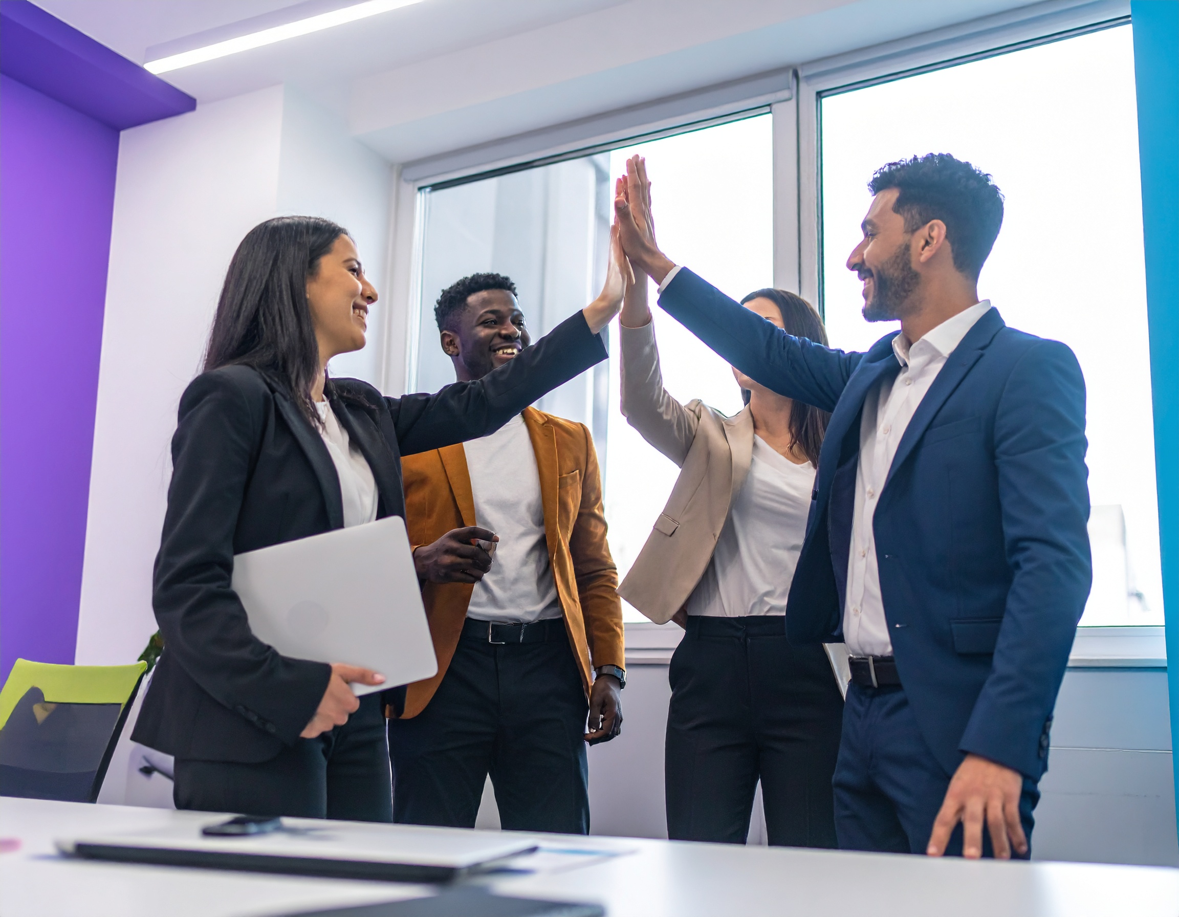 Equipe celebrando sucesso